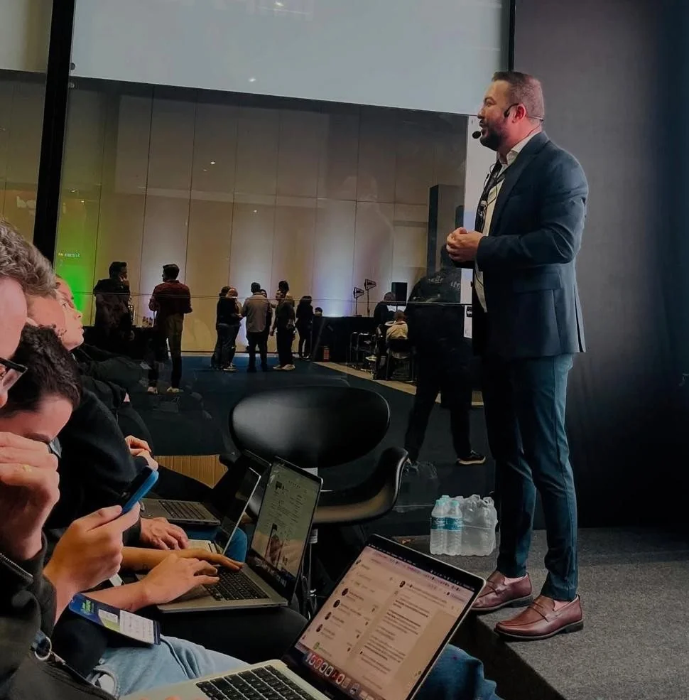 Wilson Silva palestrando em um evento diante da plateia
